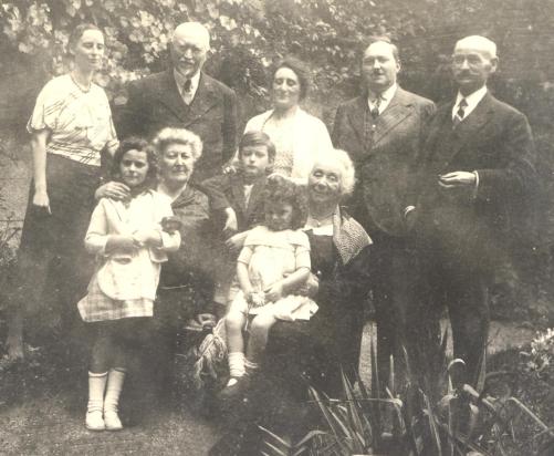 avec les parents quatre grands parents et tante Cécile